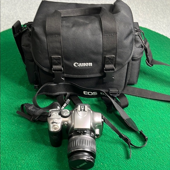 Canon Silver Camera with Black Bag 18- 55mm with bag - Picture 1 of 3